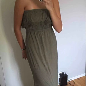  - Militärgrön axelbandslös maxiklänning i 100% ekologiskt bomull med spetskant❤️❤️ Köparen står för frakt
