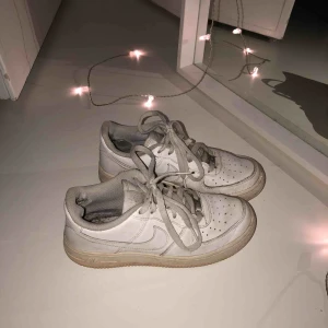  - Vita Nike Air Force 1 i sämre skick, slitna i hälen inne i skon som man kan se lite på bild 1. Dom är strl 37,5 men skulle säga att dom är mer en 38. Säljs dom kommer jag rengöra skorna så bra som möjligt :)