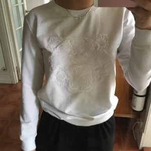  - Helvit Kenzo sweatshirt! Inte vanligt hoodie-material, precis lika tjockt material men ett mer svalare tyg vilket gjorde tröjan dyrare i nypris, köptes för ungefär 3000! Har M i tröjan men brukar ha s/xs! Prutbar☺️