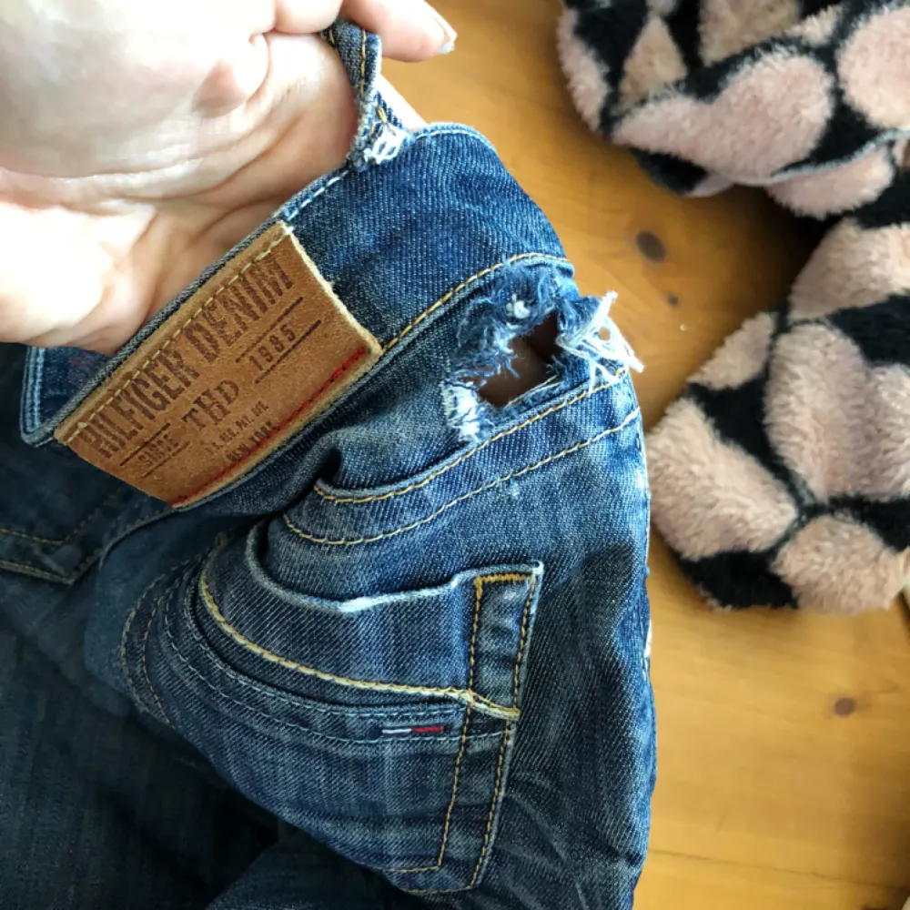 Tommy hilfiger jeans, osäker på storleken men passar fint på XS eller liten S. Jeans & Byxor.