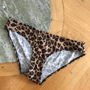  - Snygga bikinitrosor i leopardmönster. Passar S-M. Aldrig använda, endast testade. Kan mötas upp i Stockholm.