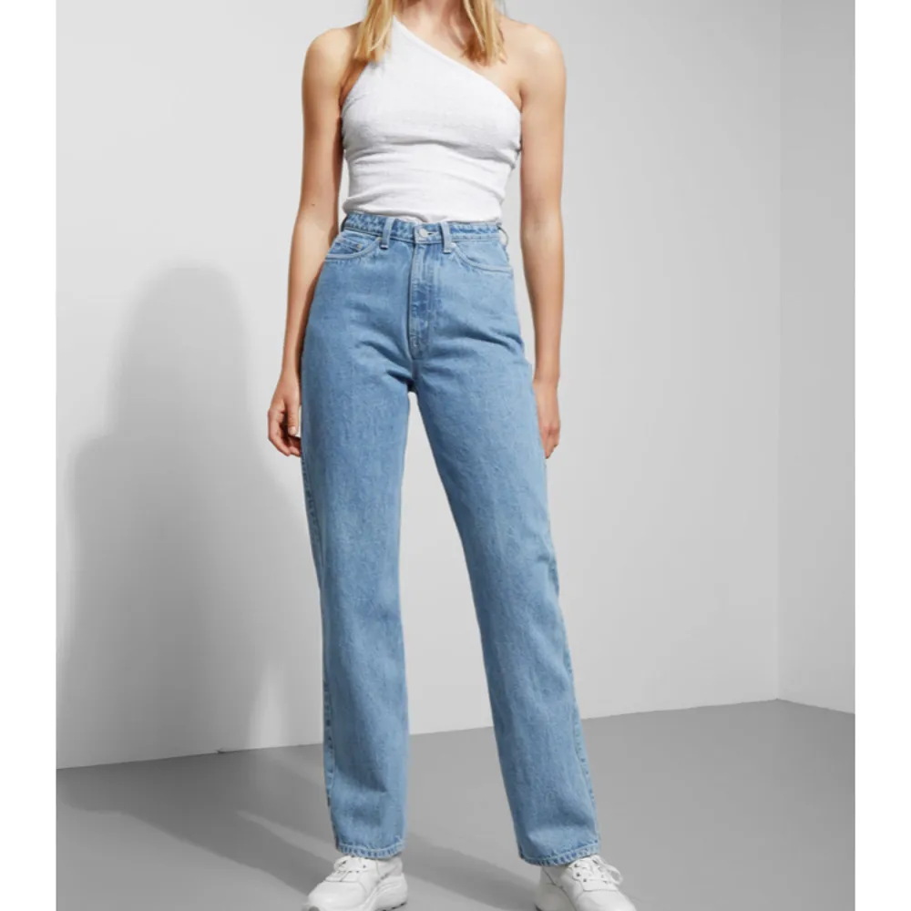 Helt nya Row Jeans från weekday. Inköpta för 500kr. Knappt använda pga för små. (Tryckte in mig i jeansen för denna annons Haha) Storlek: 26/30 Möts upp i Sthlm alternativt fraktar då köpare står för extra kostnad.. Jeans & Byxor.
