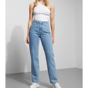  - Helt nya Row Jeans från weekday. Inköpta för 500kr. Knappt använda pga för små. (Tryckte in mig i jeansen för denna annons Haha) Storlek: 26/30 Möts upp i Sthlm alternativt fraktar då köpare står för extra kostnad.