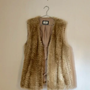  - 🌻 Beige pälsväst (INTE ÄKTA) från Flash. Säljer pga av för  stor.  Använd ett fåtal gånger, fortfarande nyskick :)   Strlk : L  Betalning via Swish, köparen står för frakt. 🌻