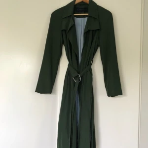  - Grön silkes liknande kappa från zara. Funkar som en S. Sällan använd.