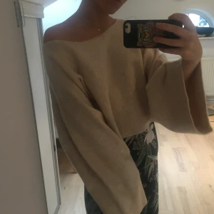  - Världens mysigaste stickade tröja från zara, perfekt till hösten. Aldrig använd.