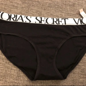  - Super snygga Nya oanvända Victoria secret trosor med prislapp på. Tyvärr fel storlek.  