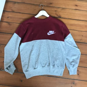  - mysig nike college tröja, stor i storleken så sitter lite oversized! perfekt till hösten