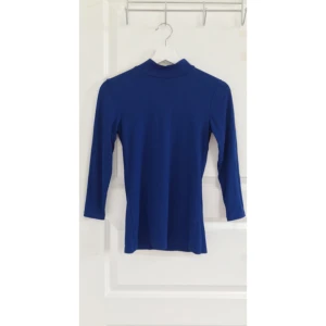  - Säljer denna mörka kornblå toppen med hög krage. Endast använd fåtal gånger. I fint skick. 