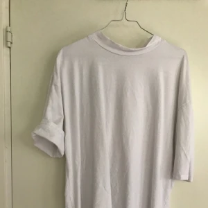  - lite tjockare vit polo med halva ärmar. använd en gång typ. köpt på zara!!