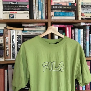  - Fila tshirt i grön härlig färg! Den är märkt i M men passar de flesta beroende på önskad passform. Frakt ingår i priset. 