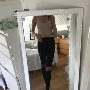  - Ljusrosa linne som är v-ringat både framtill och baktill. Använt ett fåtal gånger och i bra skick.