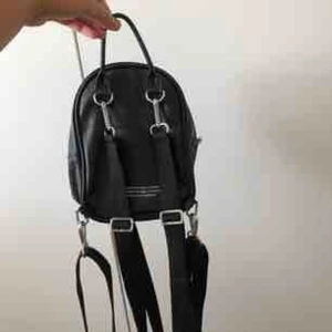  - Liten ryggsäck från Adidas. Mycket bra skick. Två fack + ett innerfack. 