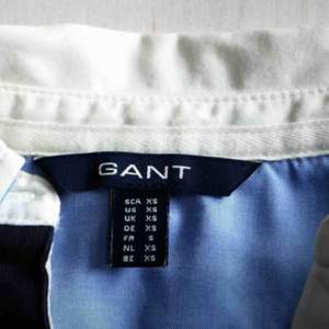 Gant långärmad piké i marinblått / Mycket bra kvalitet, använd 1-2 gånger / 100% bomull / Skriv gärna vid övriga frågor 🖤