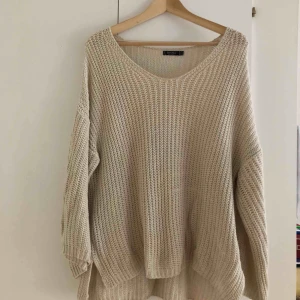  - Super skön stickad tröja från Bershka. Oversized i modell. Använd ett fåtal gånger, men så gott som ny! Frakt tillkommer. Obs - endast swish. 