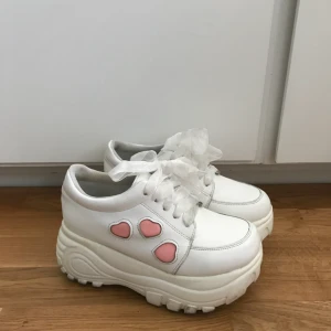  - Jättefina skor i bra skick. De står på dem att de är storlek 39, men de sitter mer som 38:or 