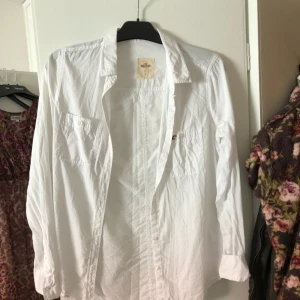  - Hollister skjorta, knappt använd, fint skick. Skrynklig på bild.