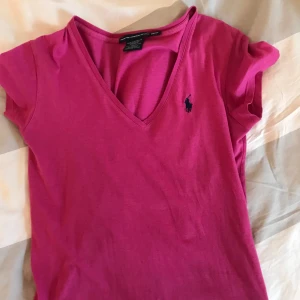  - Säljer denna V-ringade Ralph lauren T-shirt då den inte kommer till användning. I super fint skick då den inte används många gånger, är märkt i storlek XS men passar på mig som vanligtvis har S. 🤩 köparen står för frakten och betalning sker via swish 