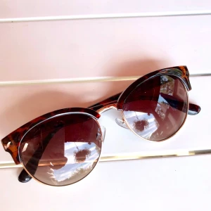  - Säljer ett par solglasögonen! Dem är i fint skick! 