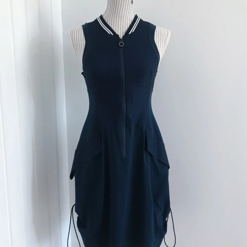 Unik blå klänning från HIGH TECH i modellen MIMICRY. Klänningen är som ny! 🤩🤩 Nypris var ca 4000kr. Säljes för 1200 + frakt. Klänningar.