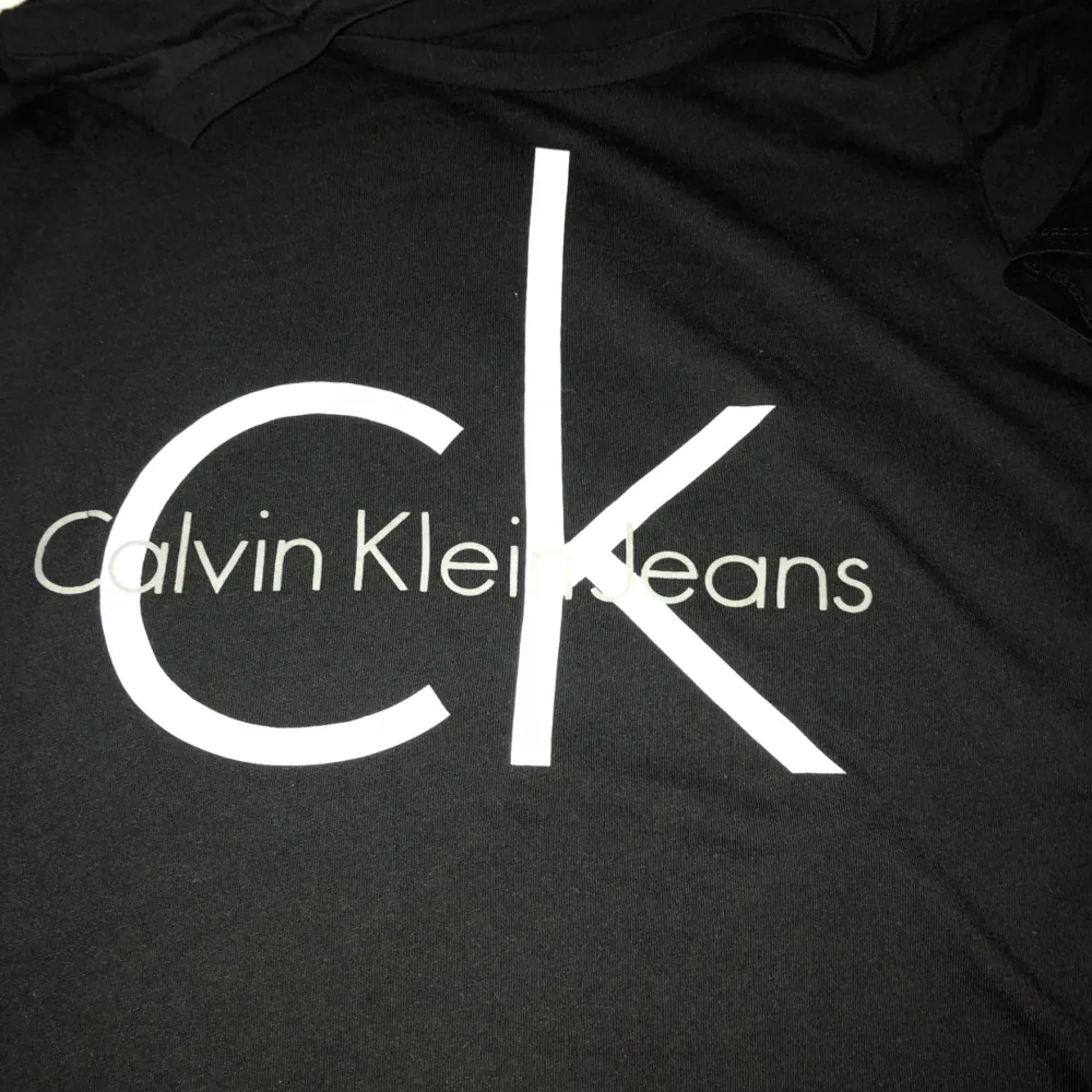 En Calvin Klein tröja, använd fåtal gånger. Passar mig som är S då den är strechig! Pris kan diskuteras!. T-shirts.