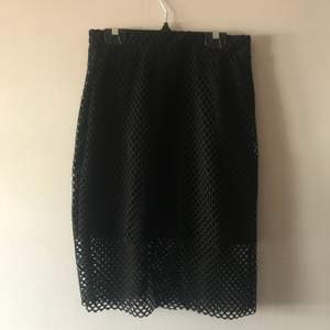 Highwaisted kjol från H&M i S, men som definitivt passar även XS. Den har två lager, ett ogenomskinligt och ett lite längre i nät, med dragkedja bak. Använd 2-3 gånger så i stort sett ny. Tar Swish!
