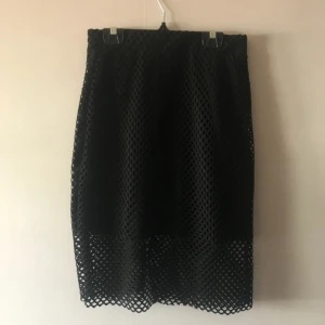  - Highwaisted kjol från H&M i S, men som definitivt passar även XS. Den har två lager, ett ogenomskinligt och ett lite längre i nät, med dragkedja bak. Använd 2-3 gånger så i stort sett ny. Tar Swish!