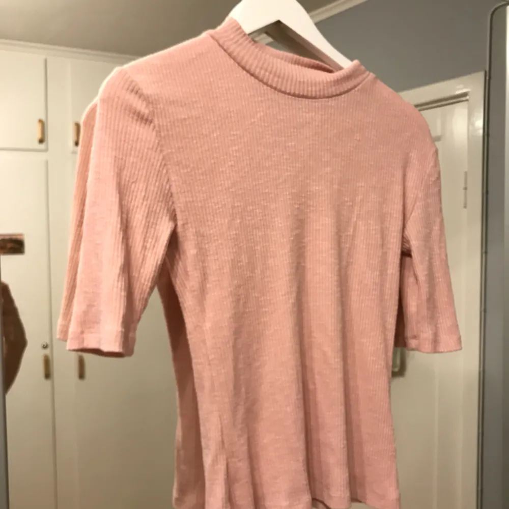 Rosa T-shirt från Crocker, ganska tajt. Frakt 15kr eller möts upp i Stockholm☺️. T-shirts.