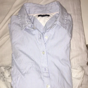  - Skjorta från Tommy Hilifiger knappt använd