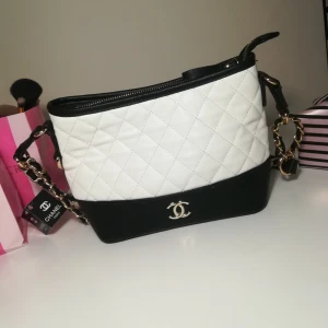  - Helt oanvänd chanel-inspirerad väska✨ Perfekt storlek, den rymmer allt man behöver!! Väskan har 3 innerfack varav 1 stängs med blixtlås. Den kan bäras som både en axelremsväska och som en vanlig handväska beroende på hur man väljer att ha "rämmen". För fler bilder/frågor/mått kontakta mig privat❣️ 
