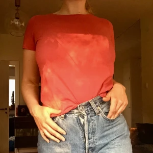  - Rosa T-shirt (ser orange ut på första bilden pga ljuset) från indiska. I storlek XS men skulle mer säga storlek S. Möts upp i södra Stockholm eller så står köparen för frakt. 