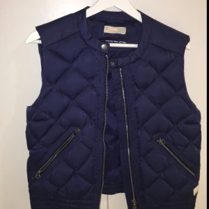  - Knappt använd quiltad väst från Odd Molly 