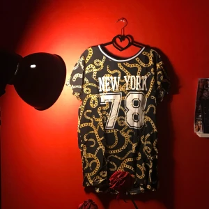  - Större tröja från H&M i strl 42. Använd fåtal gånger som klänning till badet. Bra skick! 75 kr frankt ingår inte!  