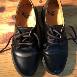  - Women Dr Martens 1461 Low Top 3 Eye. Blanka, svarta skor i robust läder. Fel storlek. Endast använda ett fåtal gånger. Hipsterskor som fungerar i alla  sammanhang!  Frakt ej inräknad