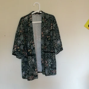  - Kofta i kimonomodell från Pull & Bear. Används aldeles för lite och förtjänar därför ett nytt hem. ☀️