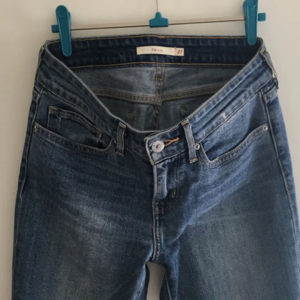 Levis jeans. Köpta för 999 kr. Använda 3 gånger sen köpte jag en större storlek!   Jag fraktar och då kan vi dela på kostanden. . Jeans & Byxor.