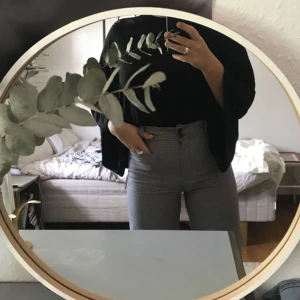  - Snygga kostymbyxor från Mango, storlek 40 men skulle säga 38. Använda ett fåtal gånger, köparen står för frakt!