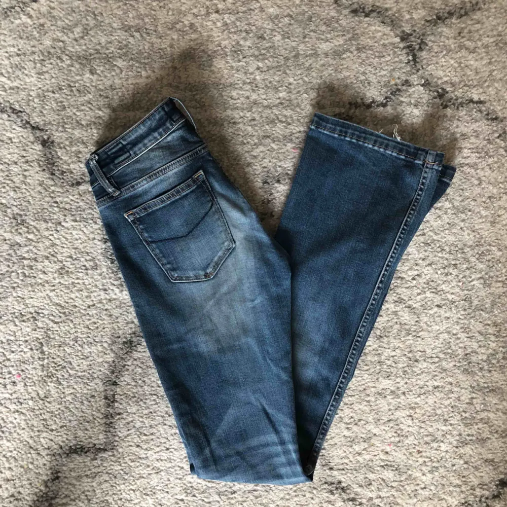 Bootcut Jeans från märket crocker, köpta på JC. Modell PEP BOOT. Storlek 26/33. Nypris runt 700/800kr.. Jeans & Byxor.
