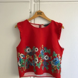  - Super söt blus från zara❤️använd fåtal gånger och passar både en S och M (tillkommer frakt)