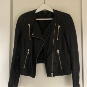  - Skinnjacka i äkta skinn från H&M Trend ur kollektionen ”New Icon”. Fint skick! Frakt 58kr 