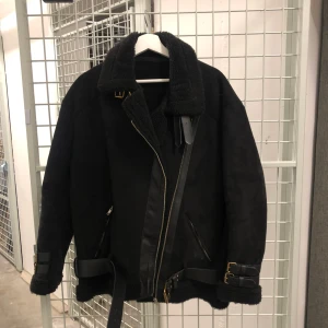  - Acne-lookalike jacka i stor box modell med snygga detaljer. Ser lyxig ut! Inköpt i London 2016. Passar från S-L beroende på hur den sitter. Är själv en S 167 lång och den sitter bra och större på mig. 100 kr frakt pga så tung. Kan hämtas i Västerås. 