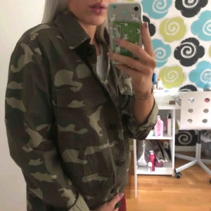  - Militär/camouflage jacka från H&m. Knappt använd så i princip nyskick👍🏼Stora fickor & knappar så man kan knäppa jackan, det är en tunn jacka men passar med en stickad under💕💕