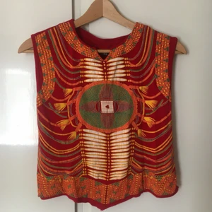  - Cool, lite längre magtröja från Diesel. Ursprungligen köpt på second hand. Perfekt till festival!  Köpare står för frakt. Kan även mötas upp i Oskarshamn och Västervik fram till 25 augusti, därefter i Uppsala. 