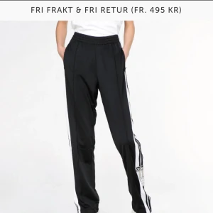  - Adidasbyxor från junkyard🌸  Nypris - 699kr.🌸Använda ett fåtal gånger 🌸 Skriv gärna för fler bilder🌸 Köparen står för eventuell frakt🌸
