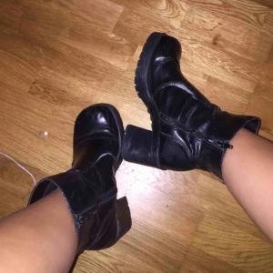  - Platform boots ifrån American Eagle köpt på Beyond Retro. Knappt använda av mig men som sagt vintage ifrån butiken. Frakt är ej inkluderad, men priset går att diskutera. 