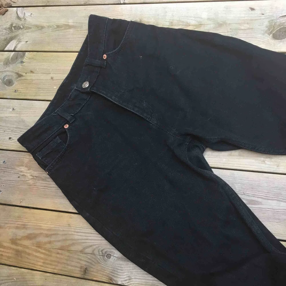 Ett bar svarta högmidjade jeans från monki! Är för små för mig därför jag säljer 😢  Fraktar enbart  Köparen står för frakten  . Jeans & Byxor.