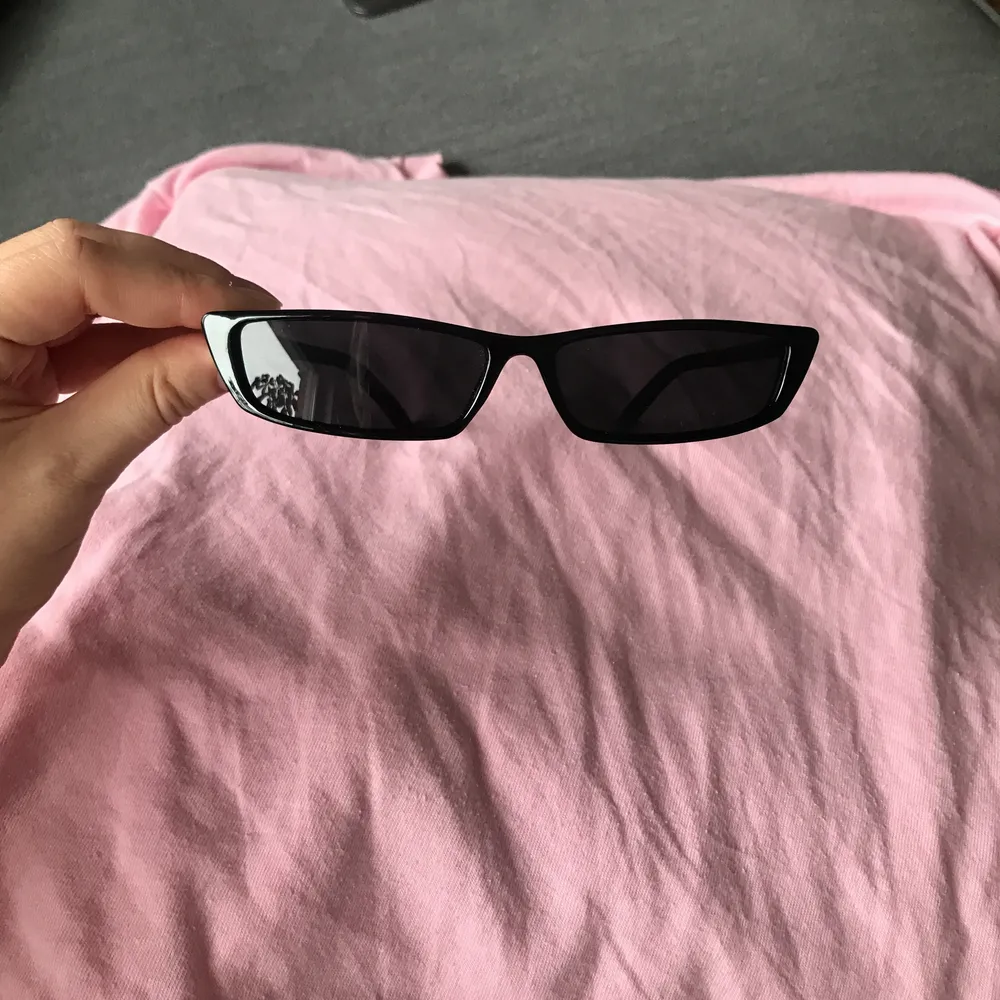 Så jävla snygga solglasögon som ser identiska ut med Balenciaga men har inte hittat tillfälle att använda dom :(.. 50kr frakten, fodral ingår! . Accessoarer.