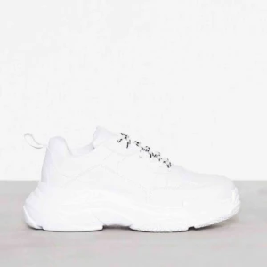  - Perfect Chunky Sneakers från Nelly. Köpt i maj och endast använd ett fåtal gånger. Nypris 399kr.