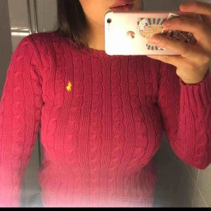 Ralph Lauren Tröja - Säljer min Mörkrosa/Cerisrosa superläckra stickade Ralph Lauren tröja! Storlek XS. 150kr. Finns i Malmö men kan också frakta🌸