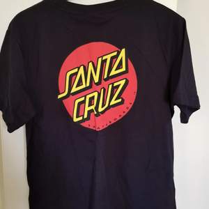 Helt ny santa Cruz t-shirt. Lite oversize. Köparen betalar frakt 